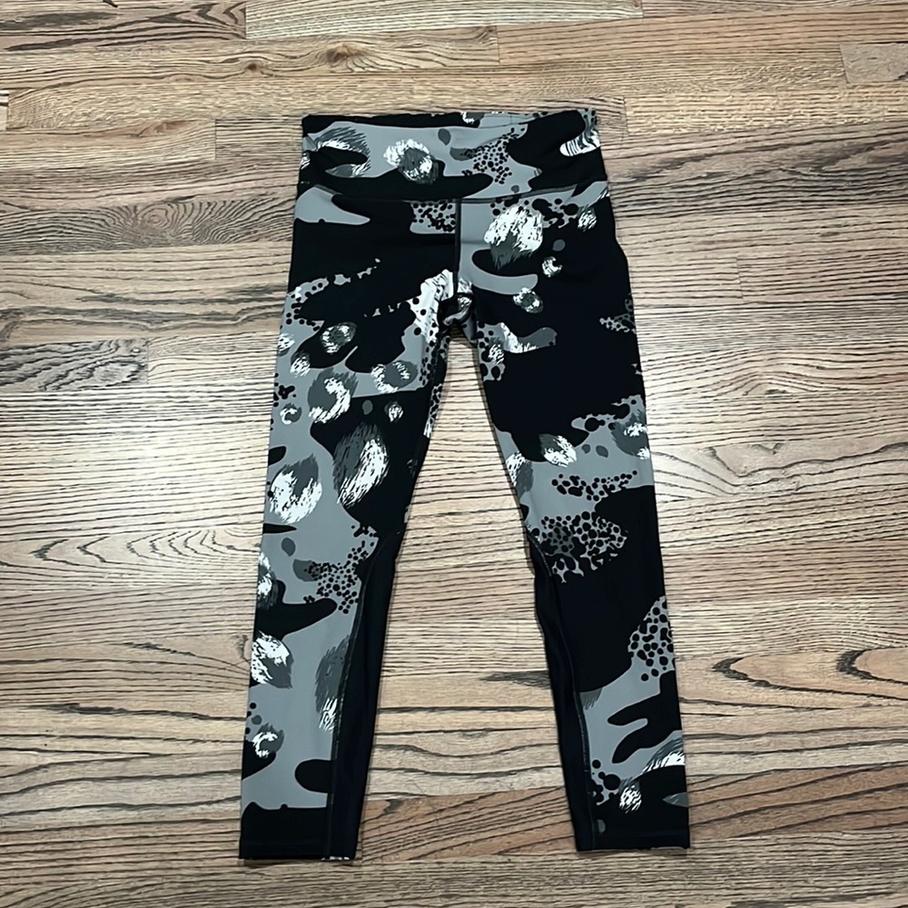 Women’s Under Armour yoga pants, size medium.